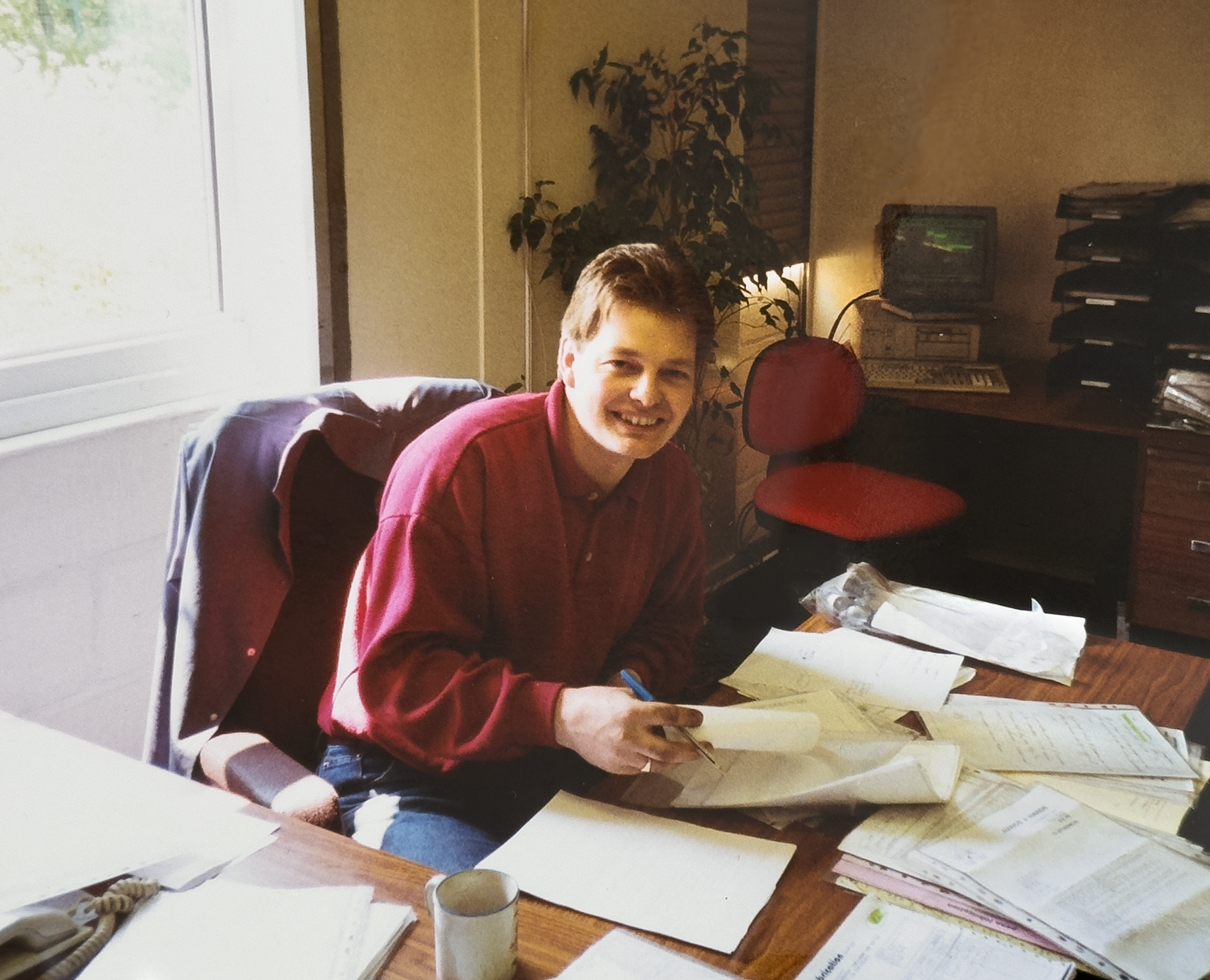 Alan Theobald en la oficina
