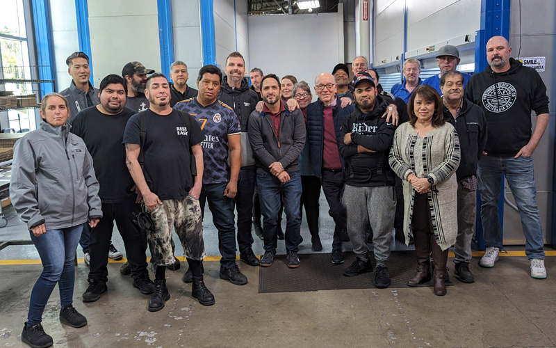 Foto del equipo de California, EE. UU. en el depósito.