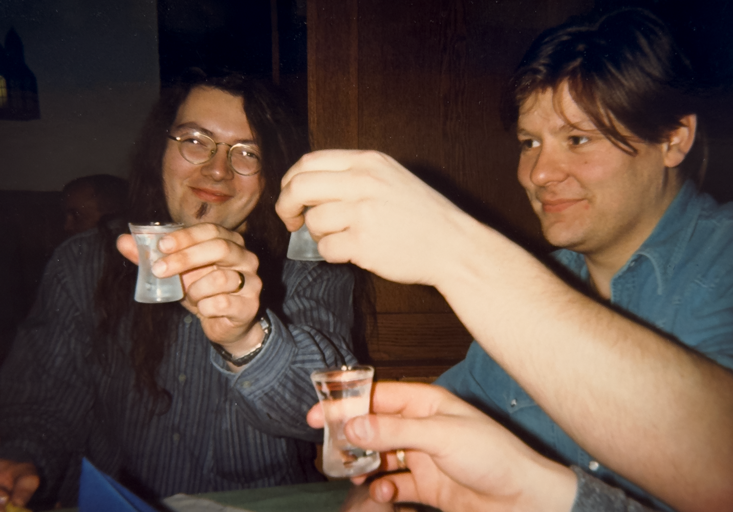 ¡Salud! El diseñador de producto James Hatton disfruta de un trago de tequila con el equipo.