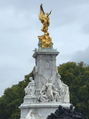 Another shot of a statue nearby Buckingham Palace.