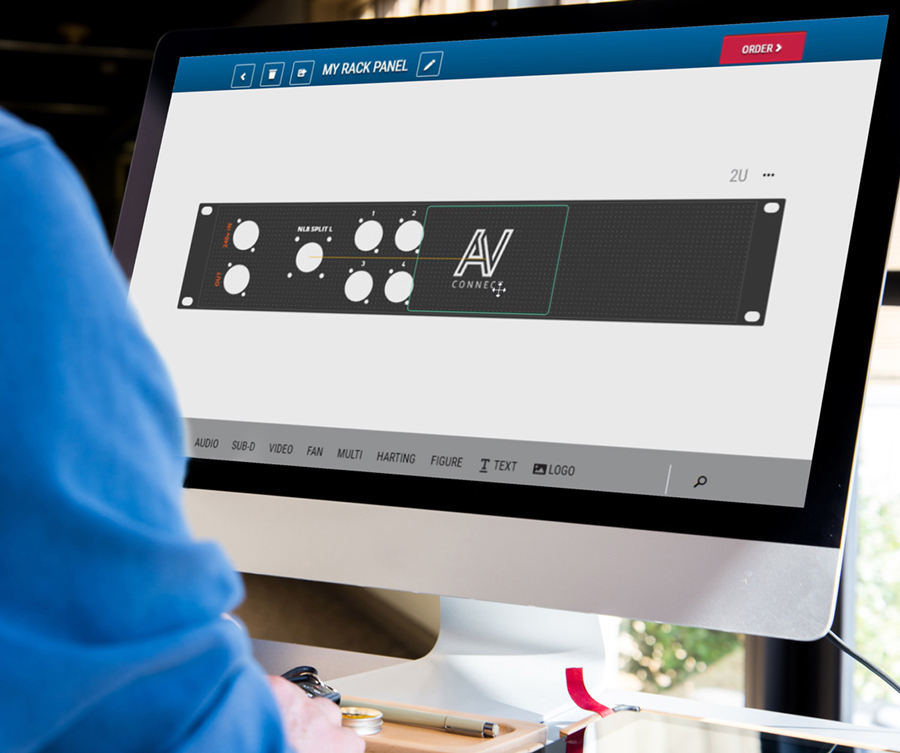 Pantalla del Diseñador de paneles en la computadora que muestra el diseño de un panel de rack de 19 pulgadas personalizado