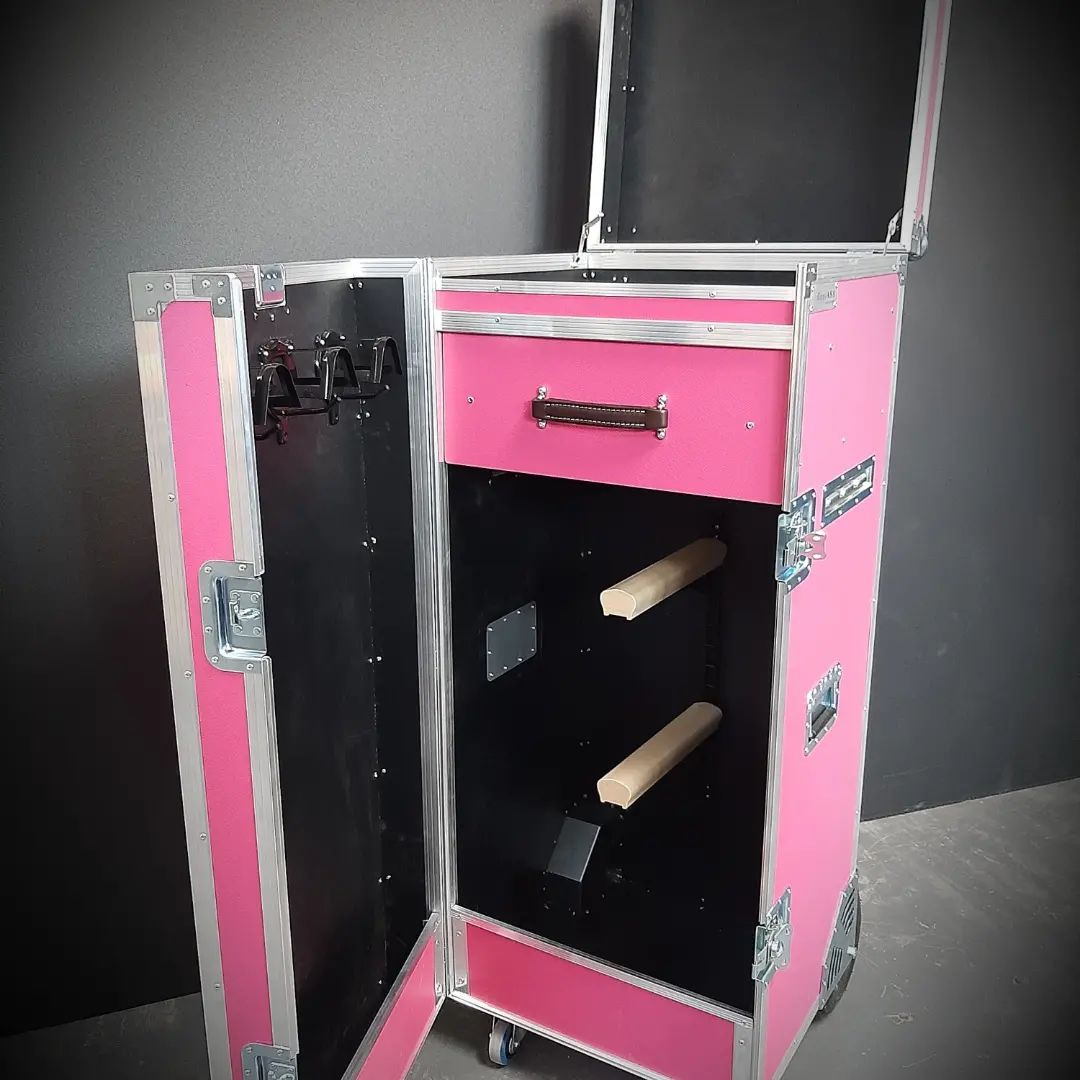 Flight case adapted to hold equestrian equipment